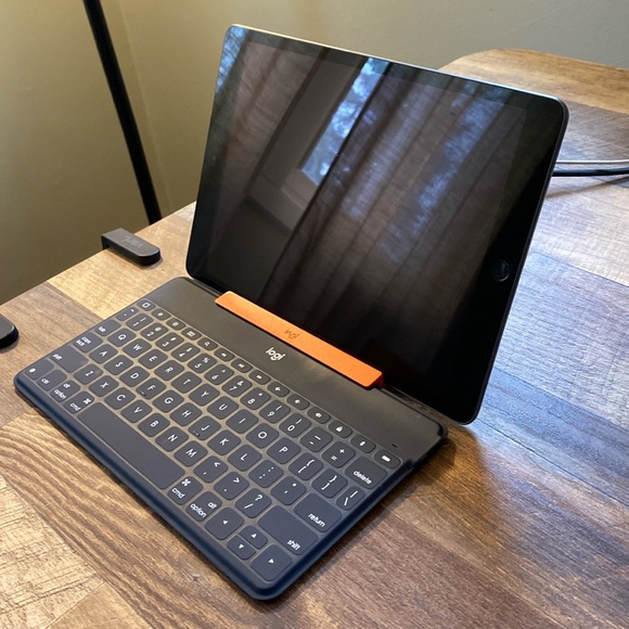 Used IPad 9 Generation with Logi Bluetooth Keyboard - Picture 1 of 6